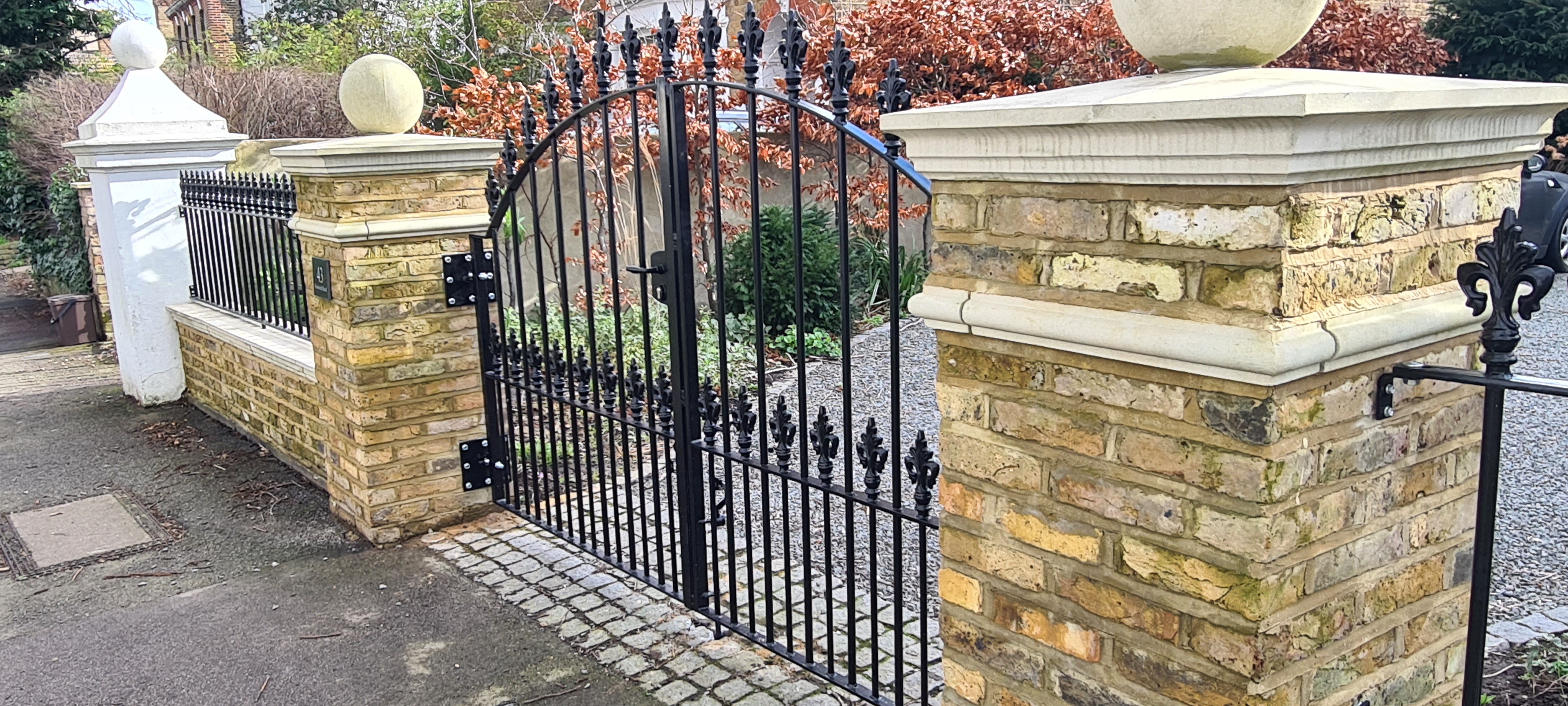 STEEL & METAL GATES: UNITING SECURITY AND SOPHISTICATION